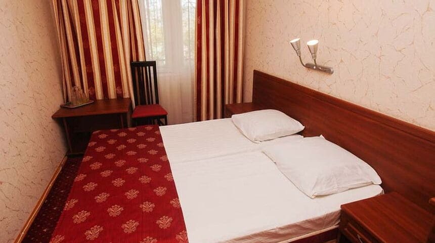 Пансионат Геленджиская бухта в Геленджике - двуспальные кровати.jpg