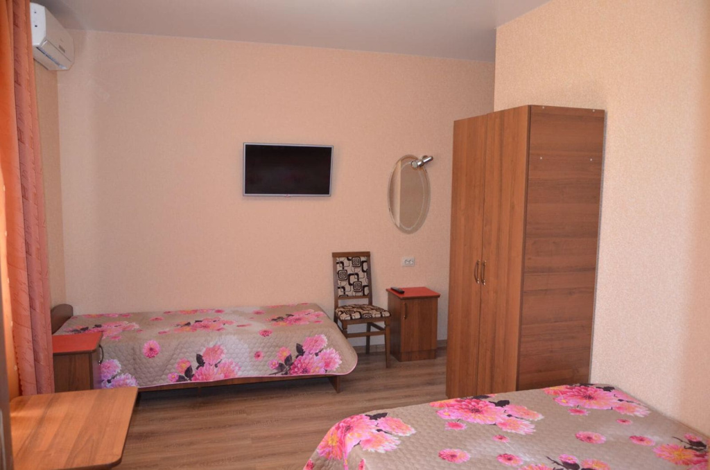 Гостевой дом Южное море в Кабардинке- комната с двумя раздельными кроватями.jpg