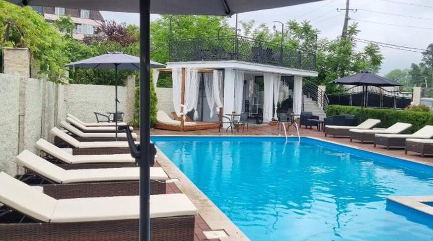 Отель New House Kobuleti вид на бассейн.jpg