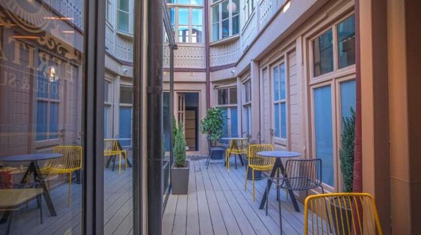 HERITAGE HOTEL & SUITES 4 дворик.jpeg