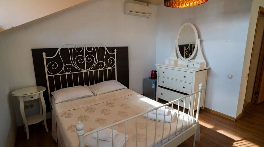 Отель Водопад в Новом Афоне, вид на красивую двуспальную кровать.jpg