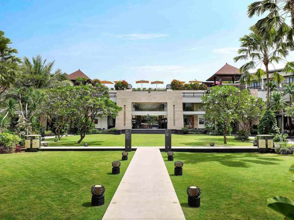 Pullman Bali Legian Nirwana 5- вид на главный корпус.jpg