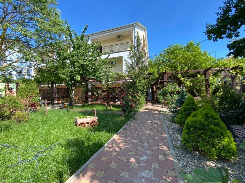 Гостевой дом Валентина в Геленджике -сад.jpg Гостевой дом Валентина в Геленджике -сад.jpg