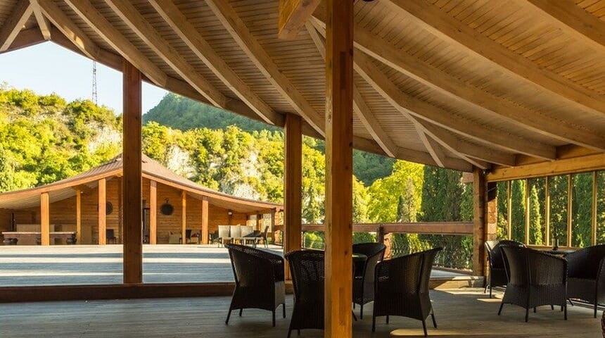 Отель Грифон в Новый Афон, стулья на террасе.jpg