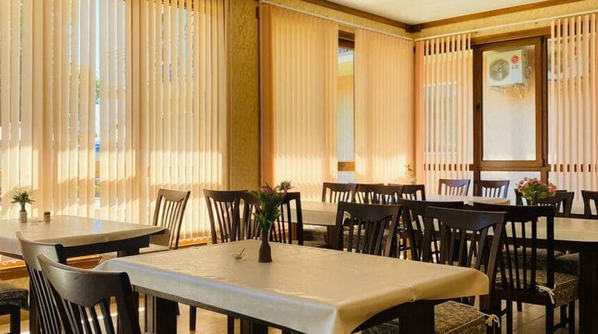 Гостевой дом София на Медовой столовая.jpg