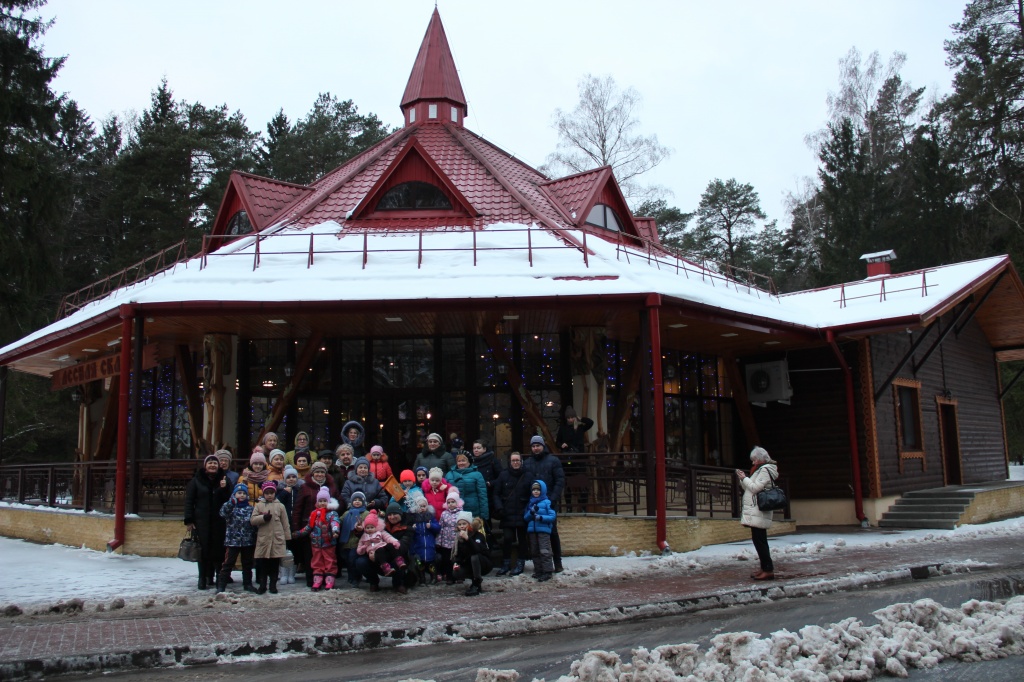 Обед в кафе Лесная сказка в поместье Деда Мороза в Беловежской пуще всегда горячий и востребован туристами, - это самое сказочное кафе во всей пуще