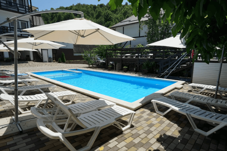 Гостевой дом Виноград в Лермонтово, шезлонги у бассейна.png