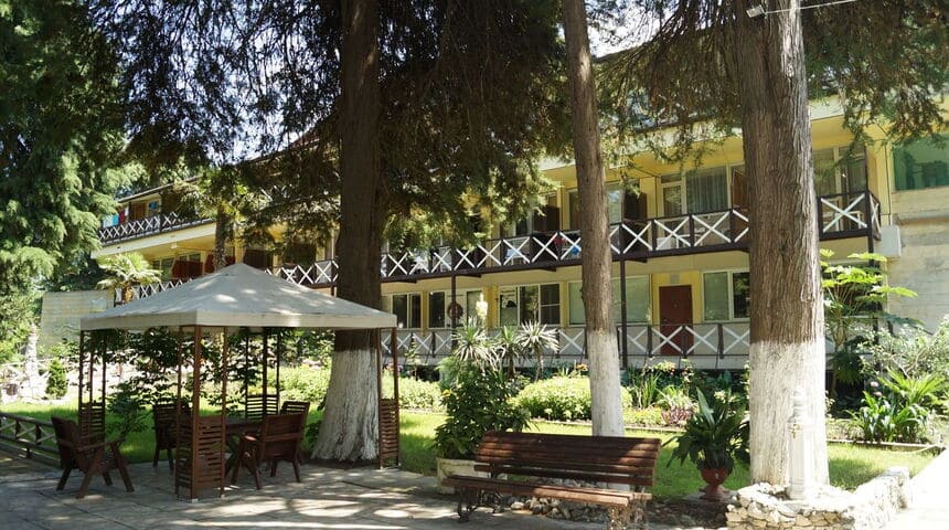 Отель Пицунда в Пицунде на поезде вид сбоку на главный корпус.jpg Отель Пицунда в Пицунде на поезде вид сбоку на главный корпус.jpg