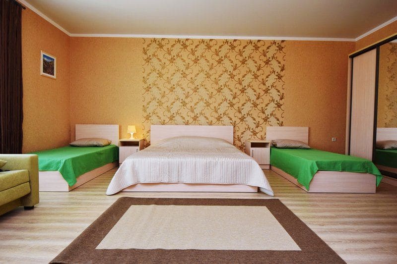 Гостевой дом Апельсин на Азовском море, большой 4-х местный номер, фронтальный вид.jpg