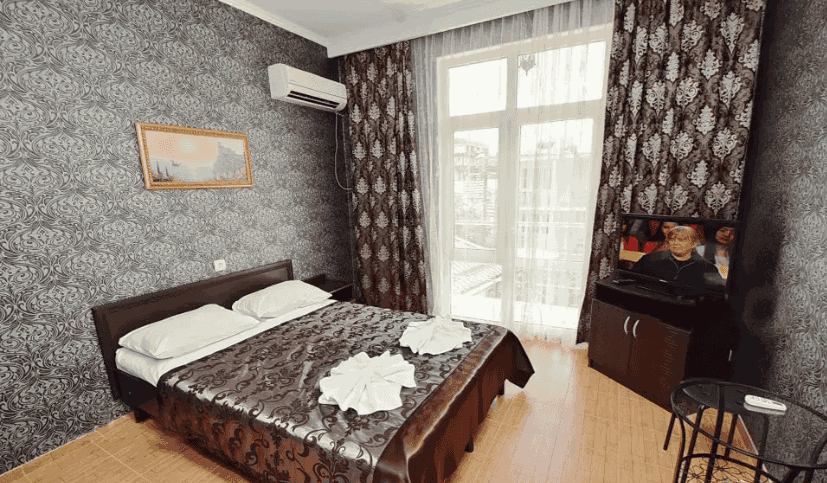 Гостевой дом Александрия на Добской- двуспальная кровать со столиком_13.png