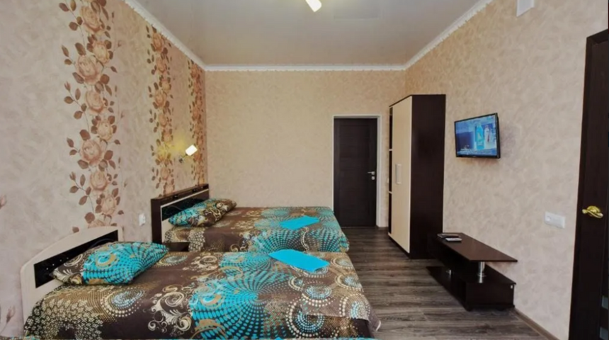 Гостевой дом Абрикос в Кабардинке двуспальная и односпальная кровать.png