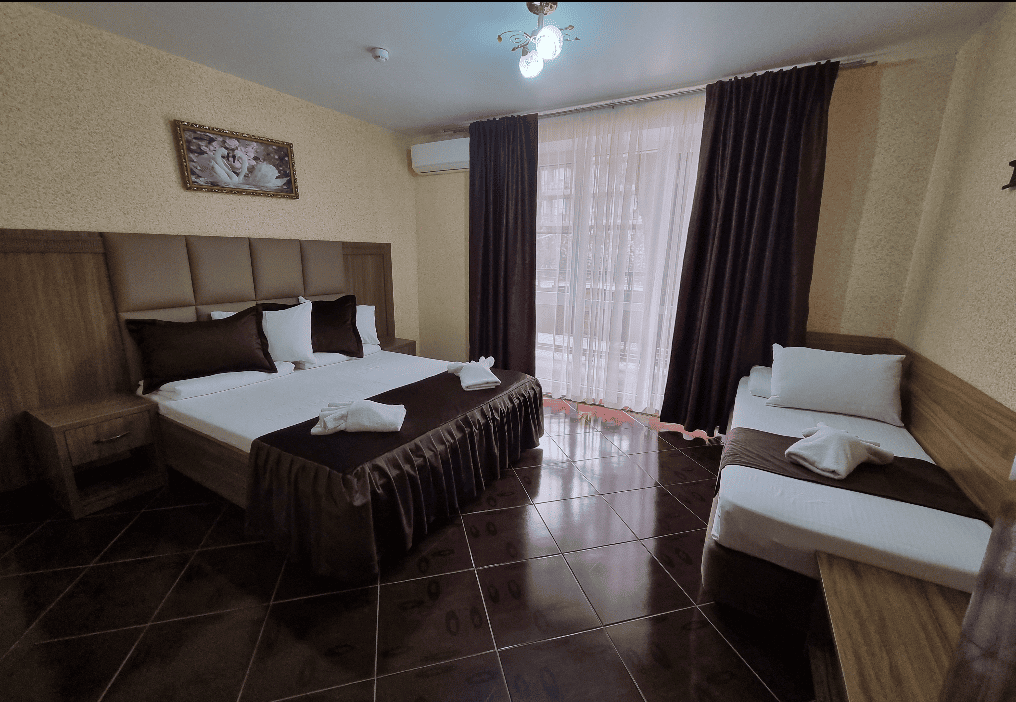 Гостиница Магнолия в Гаграх, номер с двуспальной и односпальнйо кроватью.png