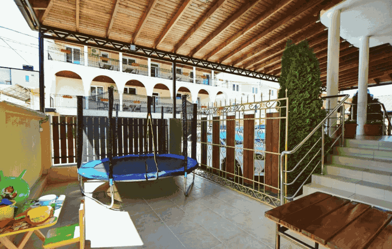 Гостевой дом Александрия на Добской- манеж с батутом для детей_17.png