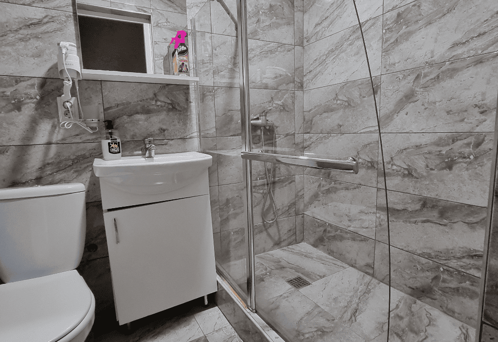 Гостиница Магнолия в Гаграх , санузел в номере общий вид.png