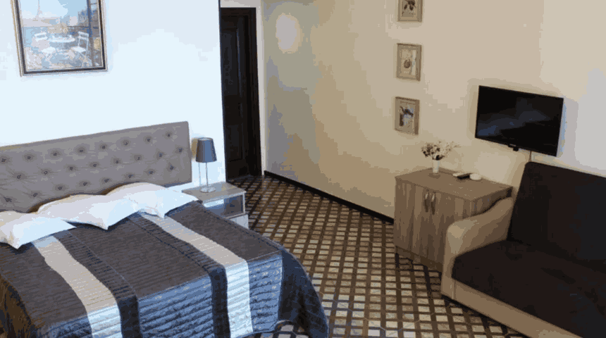 Отель National Грузия , двуспальная кровать.png Отель National Грузия , двуспальная кровать.png