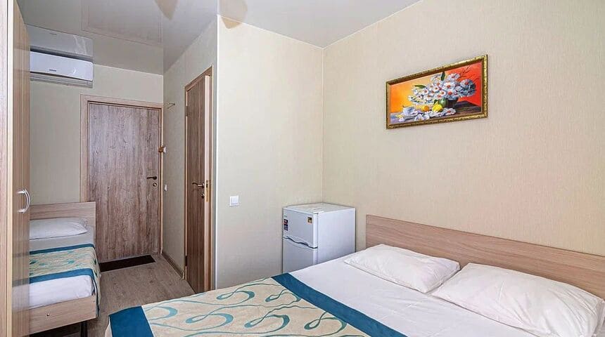 Гостевой дом Гранат в Джемете, Анапа- холодильник в номере.jpg