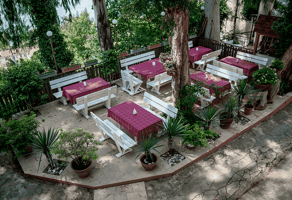 Гостевой дом Сказка в Гагра, летнее кафе.png