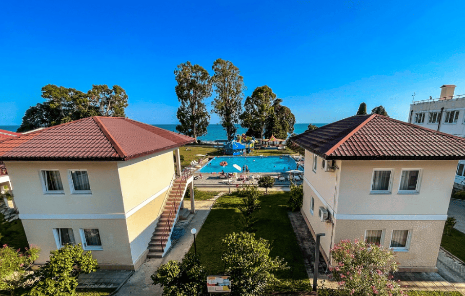 Отель Анакопия Клаб 3 вид на коттеджи.png