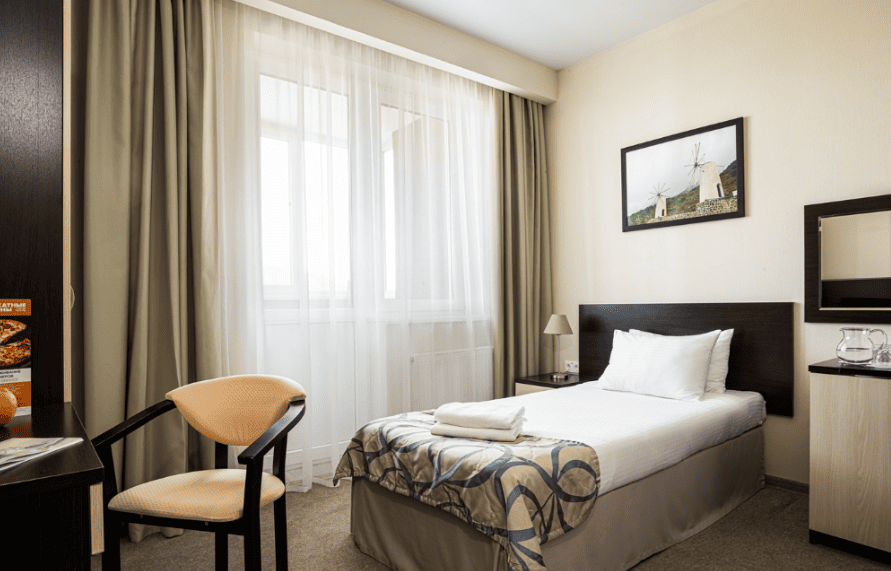 Гостиница Бархатные сезозоны вид на односпальную кроватьg.png