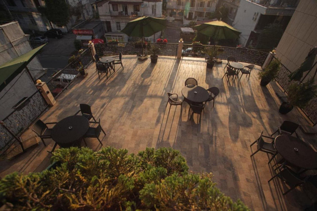 Отель Irise, Кобулети- внутренний сад, вид сверху.jpg