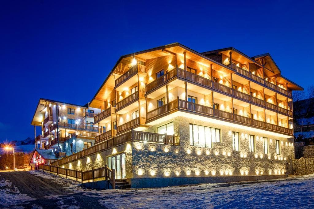 Gudauri Inn отель вечером.jpg