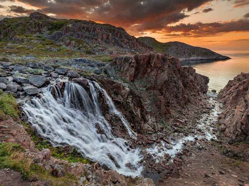 Село Териберка, Кольский полуостров, вид на водопад.jpg