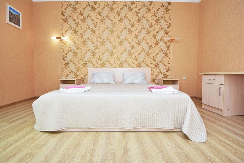 Гостевой дом Апельсин на Азовском море,номер с двуспальной кроватью фронтальный вид.jpg