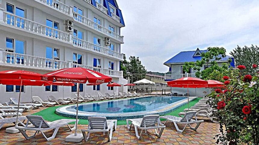 База отдыха Русалочка, Лермонтово- вид на бассейн.jpg