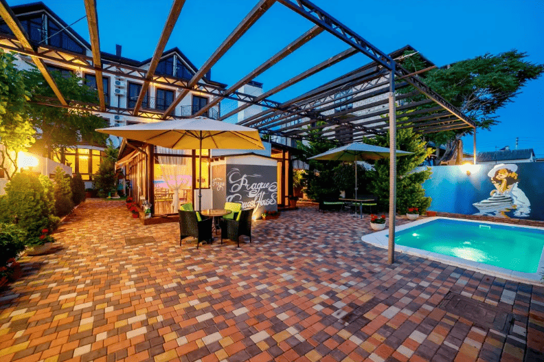 Гостевой дом Прага в Кабардике, вечер.png