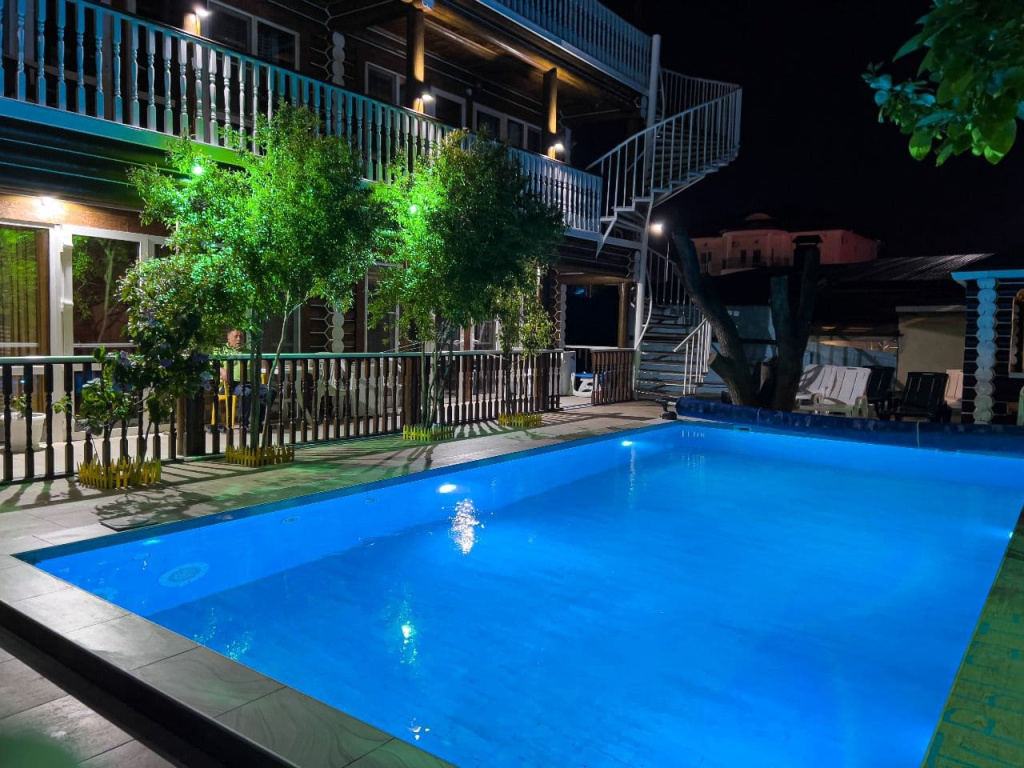 Гостевой дом Солнышко в Геленджике, бассейн вид сбоку вечером.jpg