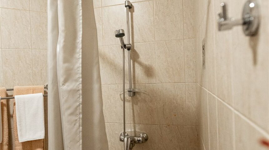 Гостиница Онежский замок -санузел общий вид.jpeg