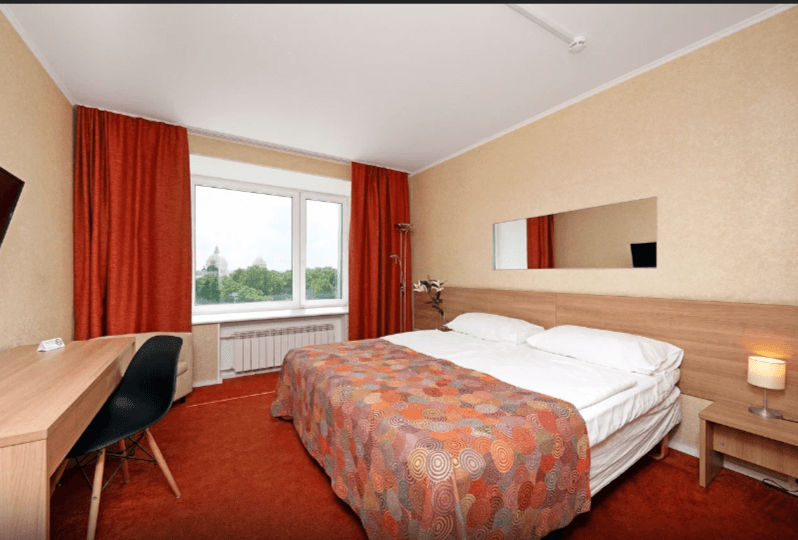 Номер в отеле Москва, Санкт-Петербург 1 двуспальная кровать вид с окна.png Номер в отеле Москва, Санкт-Петербург 1 двуспальная кровать вид с окна.png