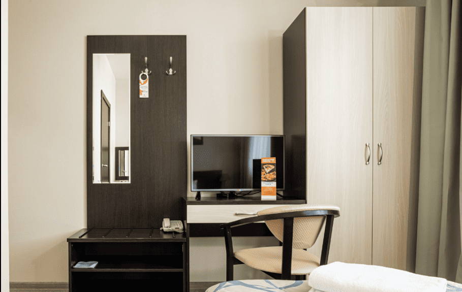 Гостиница Бархатные сезозоны прихожая.png