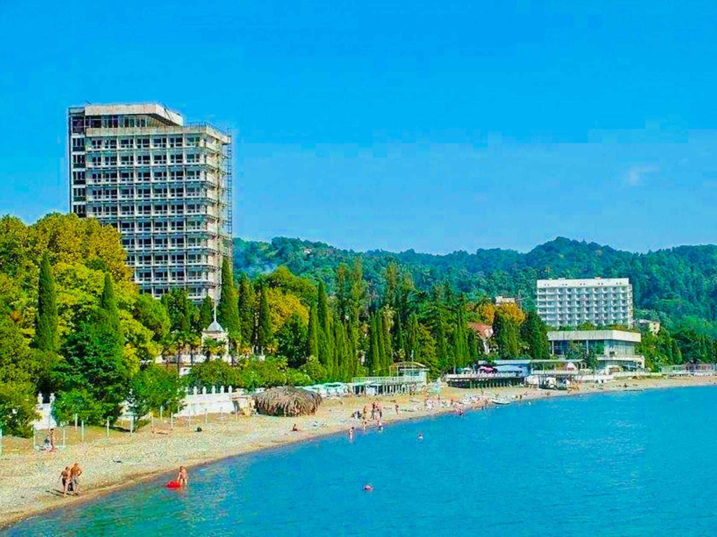 Отель Страна Души в Сухум, Абхазия -красивый вид на главный корпус.jpg