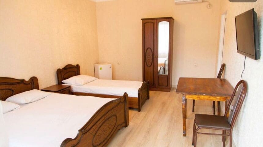 Гостевой дом Изумрудный в г.Гагра двуспальный номер 2.jpg