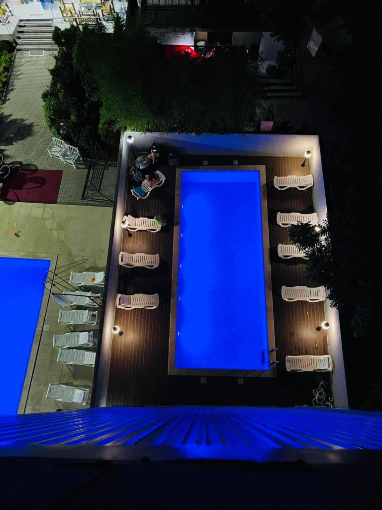 Cozy House бассейн ночью.jpg Cozy House бассейн ночью.jpg