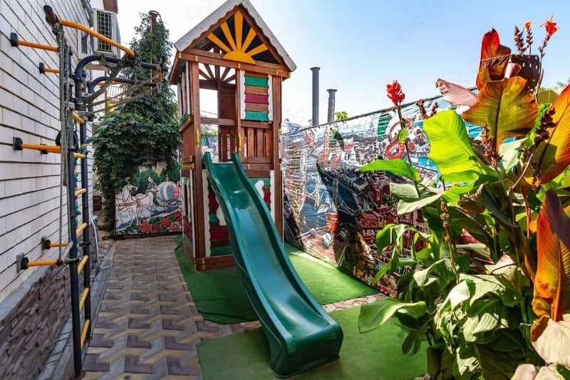 Гостевой дом у моря, Джемете- детская площадка.jpg