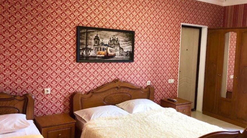 Гостевой дом Изумрудный в г.Гагра двуспальный номер.jpg