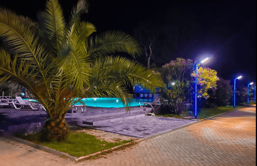 Отель Анакопия Клаб 3 территория вечером.png
