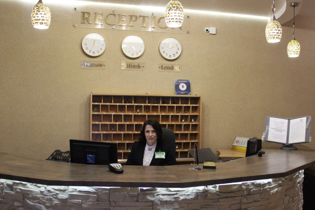 Ресепшин гостиницы Юность Брест.jpg