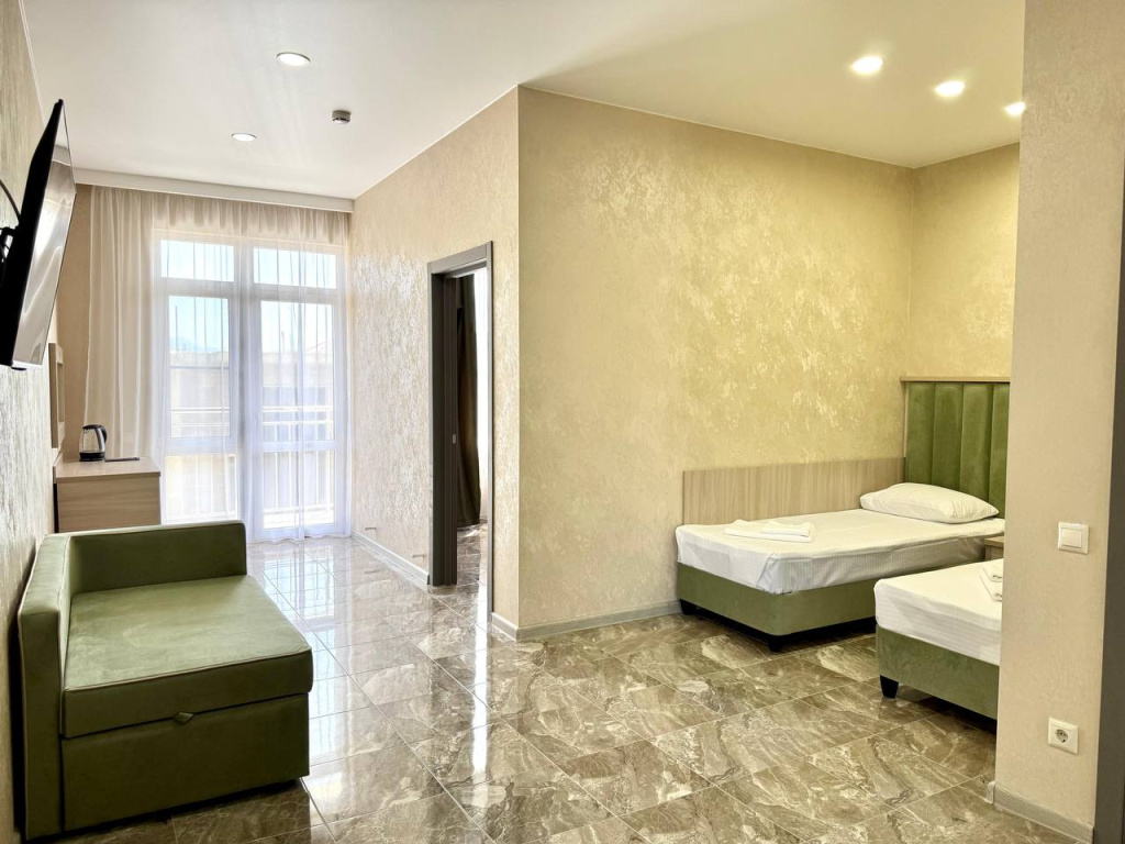 Гостевой дом Илиос в Кабардинке кровать корпус сбоку дву раздельные кровати.jpg