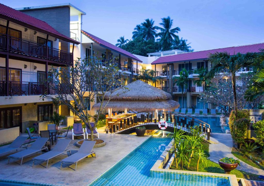 Отель Baan Karon Resort 3 вечерний вид.jpg Отель Baan Karon Resort 3 вечерний вид.jpg