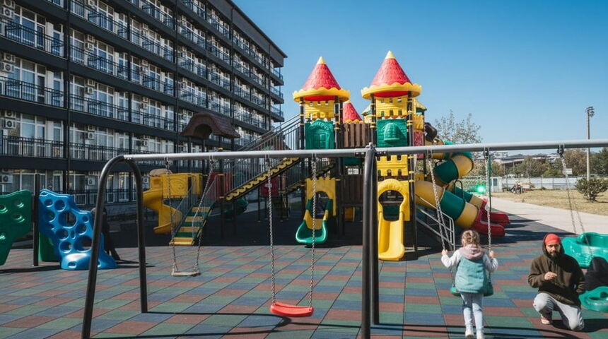 Отель Европа в Гагра вид на детскую площадку.jpg