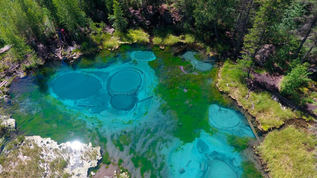 Гейзеровое озеро, оно же Серебряное или Глаз земли вид сверху.jpeg