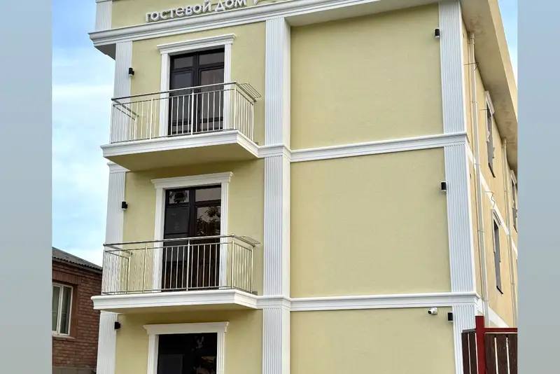 Гостевой дом Илиос в Кабардинке кровать корпус сбоку.jpg