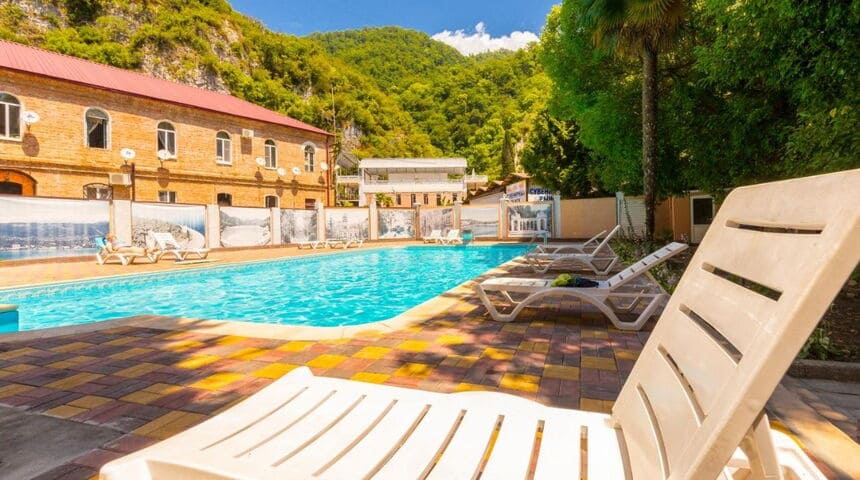 Отель Водопад в Новом Афоне, бассейн.jpg