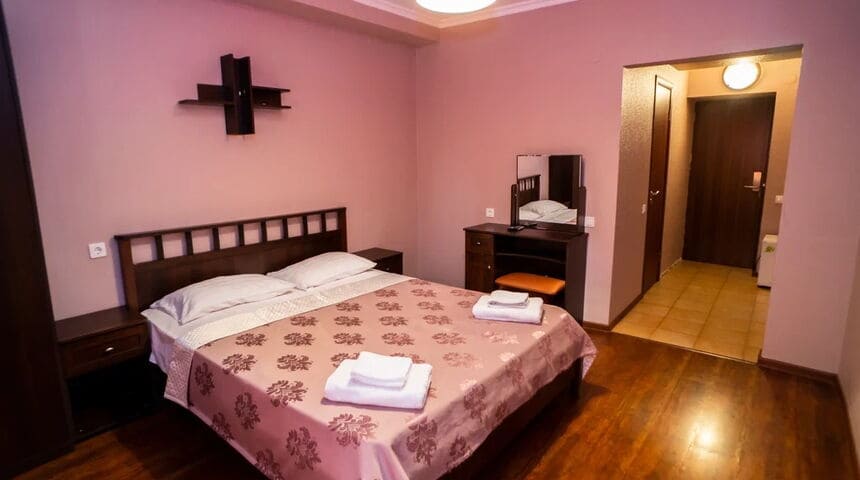 Отель Водопад в Новом Афоне, номер с большой двуспальной кроватью.jpg