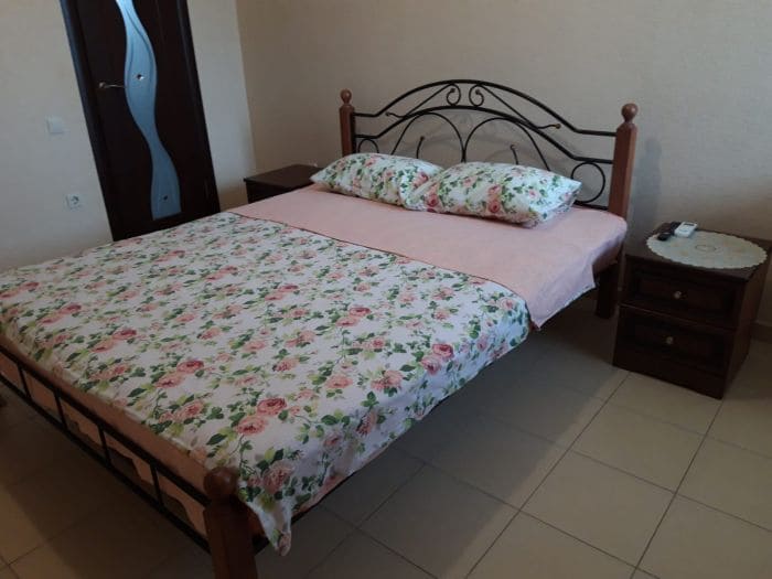 Отель Охотник, кровать в номере.jpg Отель Охотник, кровать в номере.jpg