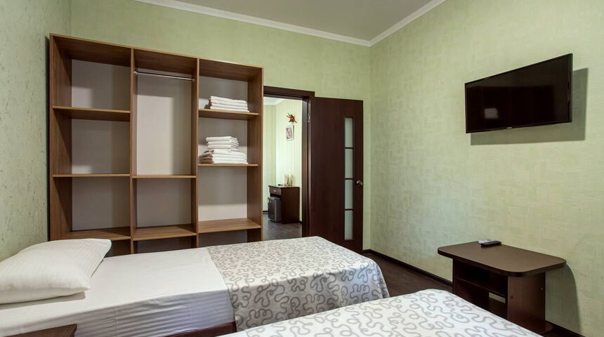 Гостевой дом Сто шагов в Геледжике две раздельные кровати.jpg