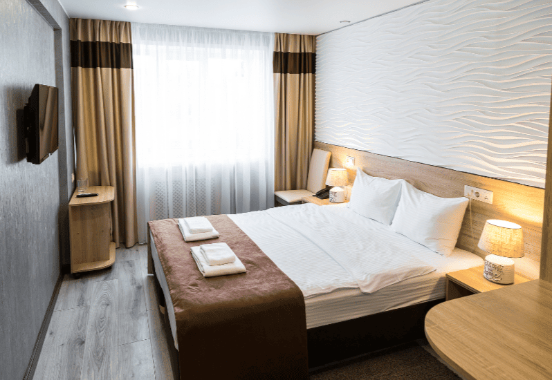 Двуспальная кровать в отеле в Великом Новгороде.png